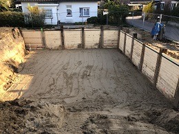 Präzise ausgehobene Baugrube in Hamburg für einen stabilen und termingerechten Baubeginn.